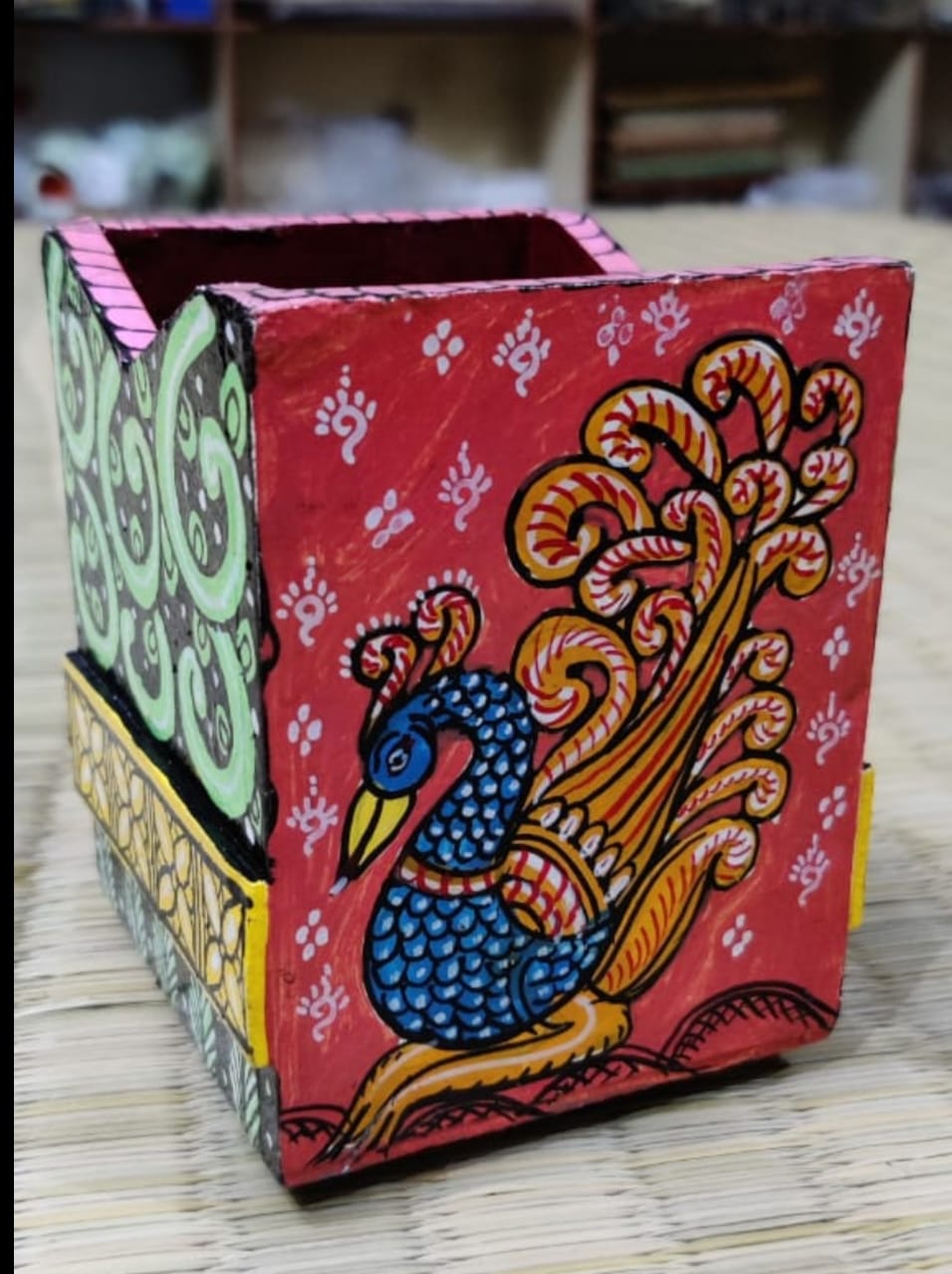 PEACOCK PEN STAND