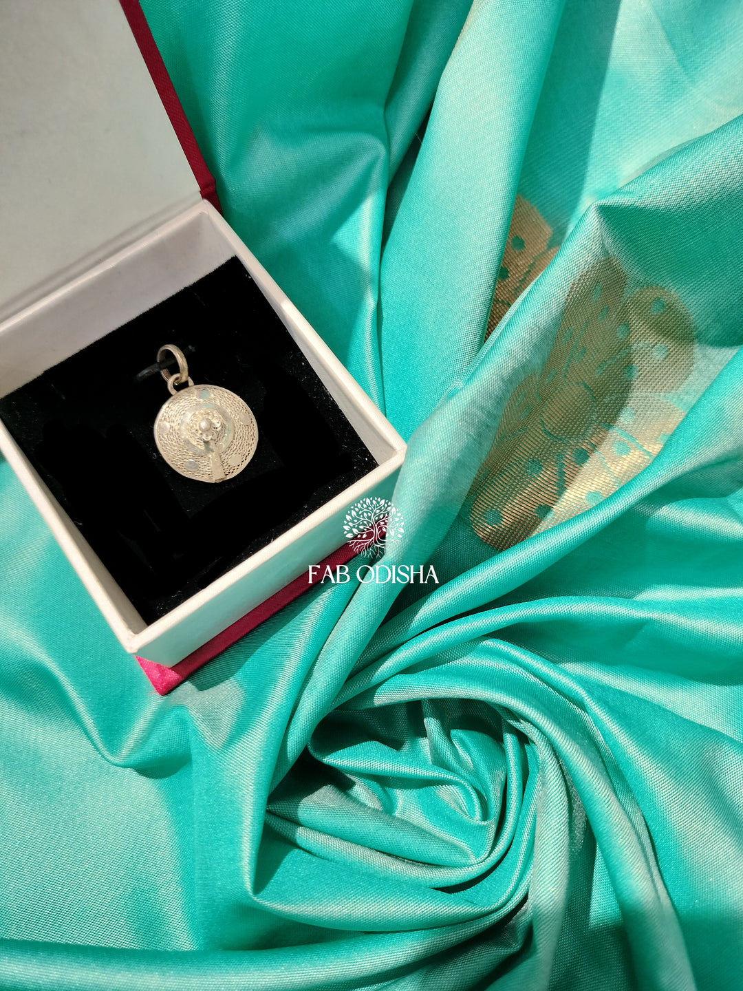 "DAIVYA CHANDRA" ROUND SHAPED FILIGREE PENDENT