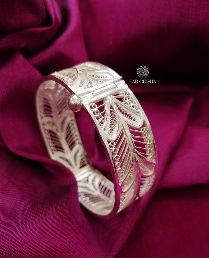 MORPANKH EXQUISITE DESIGNER FILIGREE KADDA