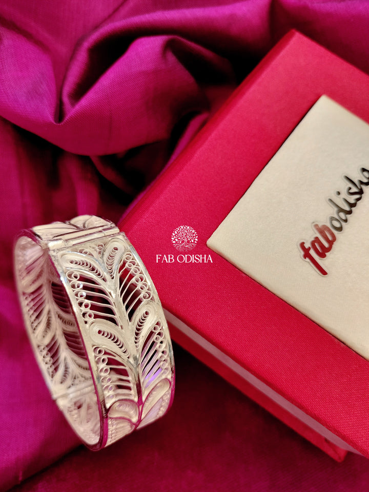 MORPANKH EXQUISITE DESIGNER FILIGREE KADDA