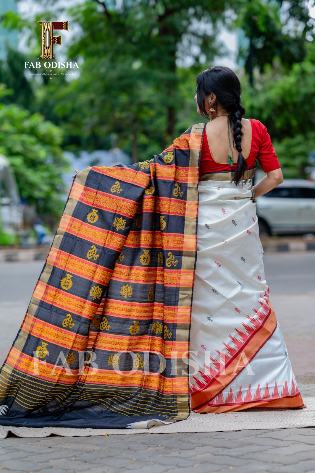 SHWETAMBARI VASTRA EXCLUSIVE ZARI BERHAMPURI DOUBLE AANCHAL PURE SILK PATTA SAREE