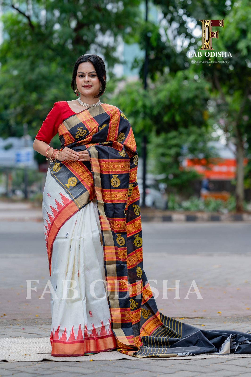 SHWETAMBARI VASTRA EXCLUSIVE ZARI BERHAMPURI DOUBLE AANCHAL PURE SILK PATTA SAREE